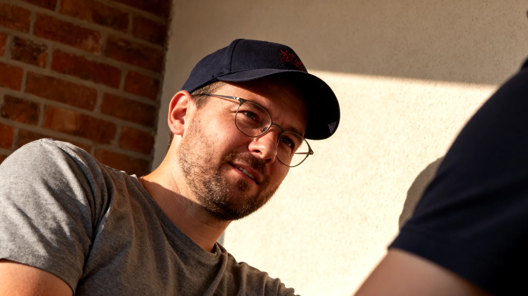 Die Großeltern beobachten, dass ihre Enkelkinder bei kleinen Misserfolgen oder Hindernissen im Alltag sofort in Tränen ausbrechen, schreien oder sich weigern weiterzumachen – sei es beim Spielen, beim Lernen oder bei einfachen Aufgaben. Die Großeltern wissen nicht, wie sie angemessen reagieren sollen: Sollen sie trösten, ablenken oder Grenzen setzen? Sie fühlen sich hilflos und fragen sich, ob sie etwas falsch machen."