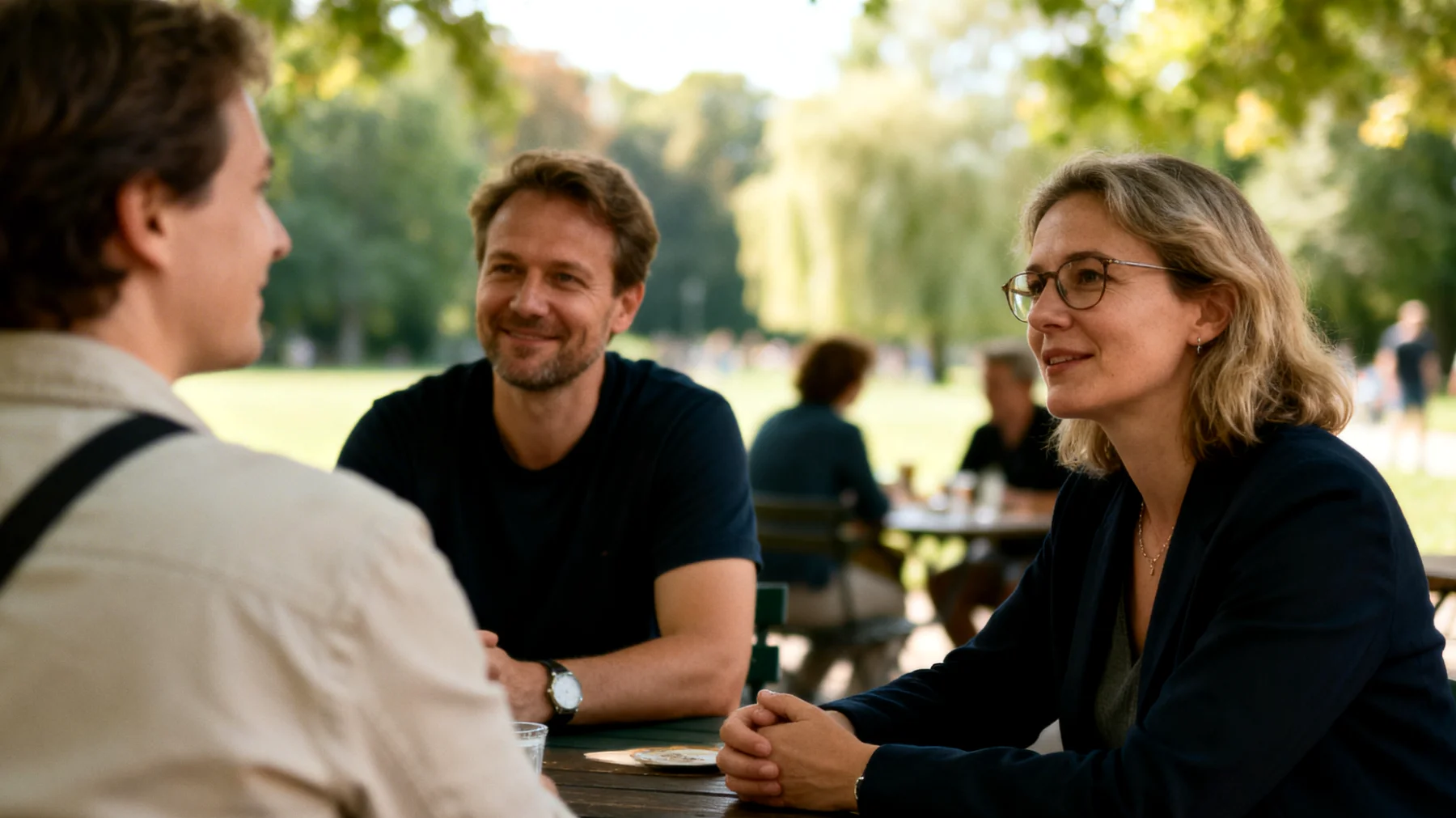Die Großeltern fühlen sich von ihren erwachsenen Enkeln nicht mehr verstanden und zunehmend ausgegrenzt. Unterschiedliche Wertvorstellungen, Lebensstile und gesellschaftliche Veränderungen führen zu Spannungen und gegenseitigem Unverständnis. Die Großeltern versuchen, ihre Erfahrungen und traditionellen Werte weiterzugeben, während die jungen Erwachsenen diese als veraltet oder irrelevant empfinden. Dies führt zu emotionaler Distanz, schmerzhaften Missverständnissen und einem schleichenden Rückzug auf beiden Seiten."